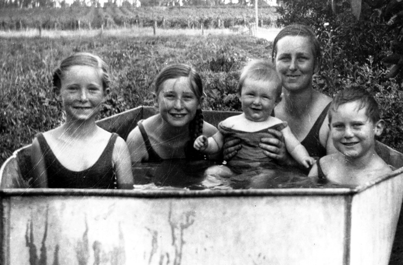 Jessie Dadswell and children 1939
