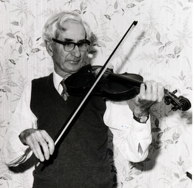 Tom Dadswell playing the violin